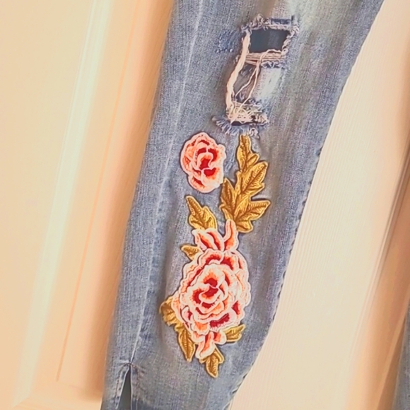 👖a.n.a Embroidered Jeans - Picture 2 of 4